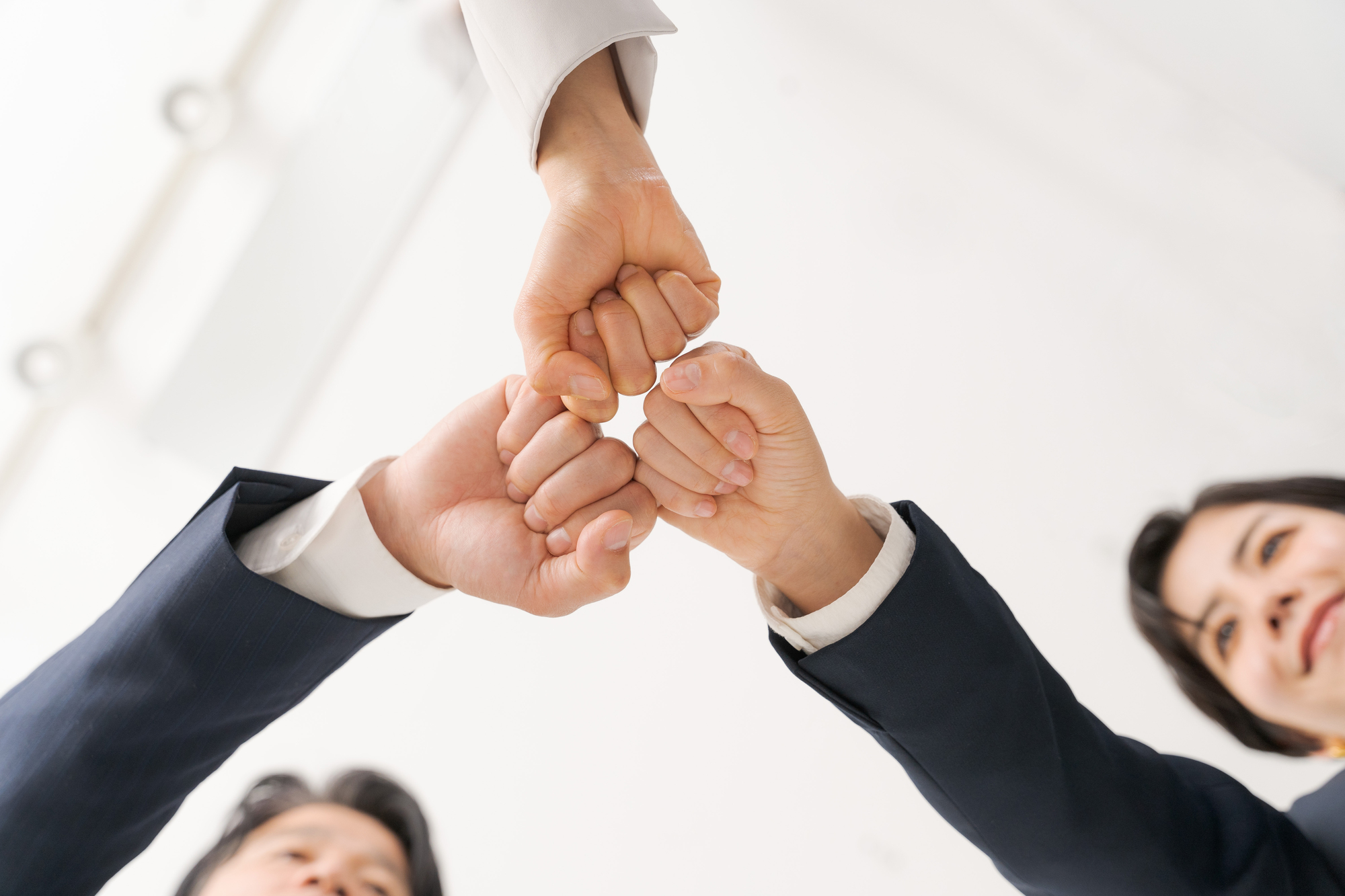 職場で円滑なコミュニケーションをとるには?改善方法や話題の具体例も解説